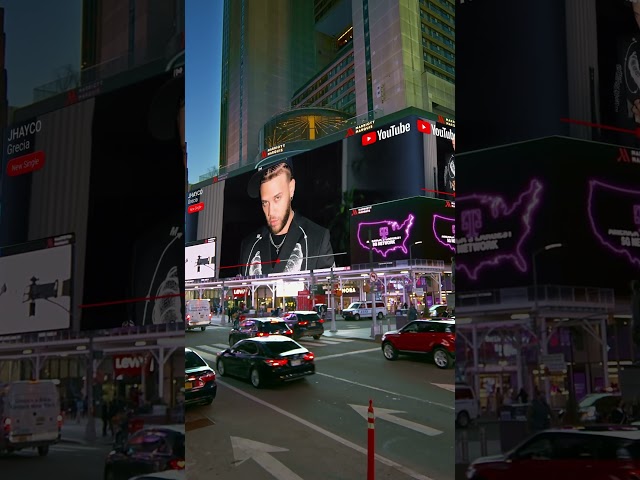 imagínate escuchando “Grecia” por las calles de NY y viendo esto 🦇🦇🦇